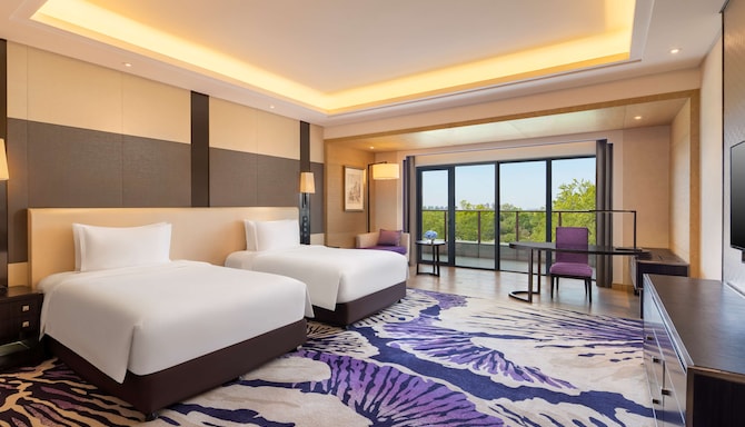 Radisson Blu Hotel, Wuhan ETD Zone - Deluxe Room with twin beds and garden view