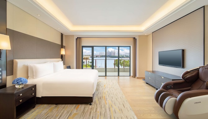 Radisson Blu Hotel, Wuhan ETD Zone - Suite with lake view