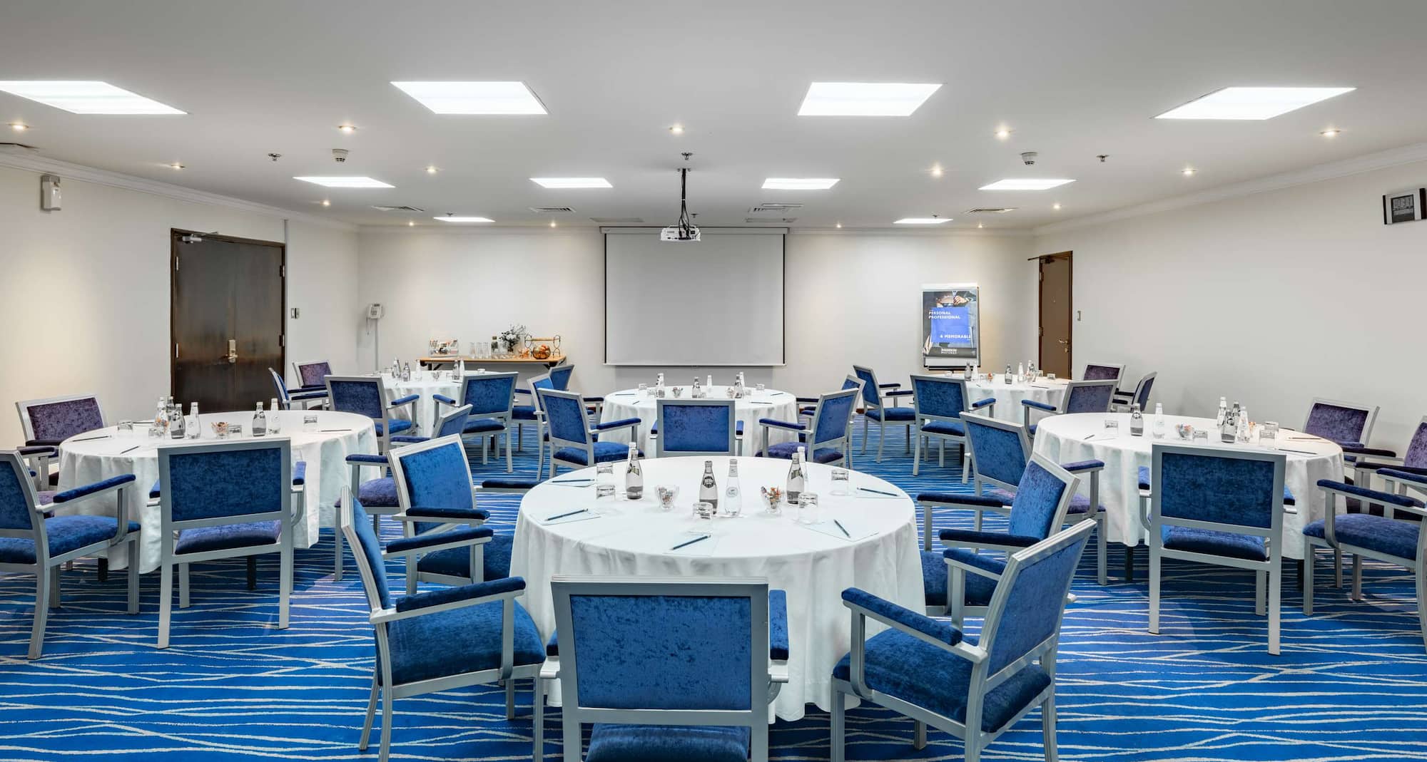 Radisson Blu Hotel, Yanbu - Meeting room with round table setup