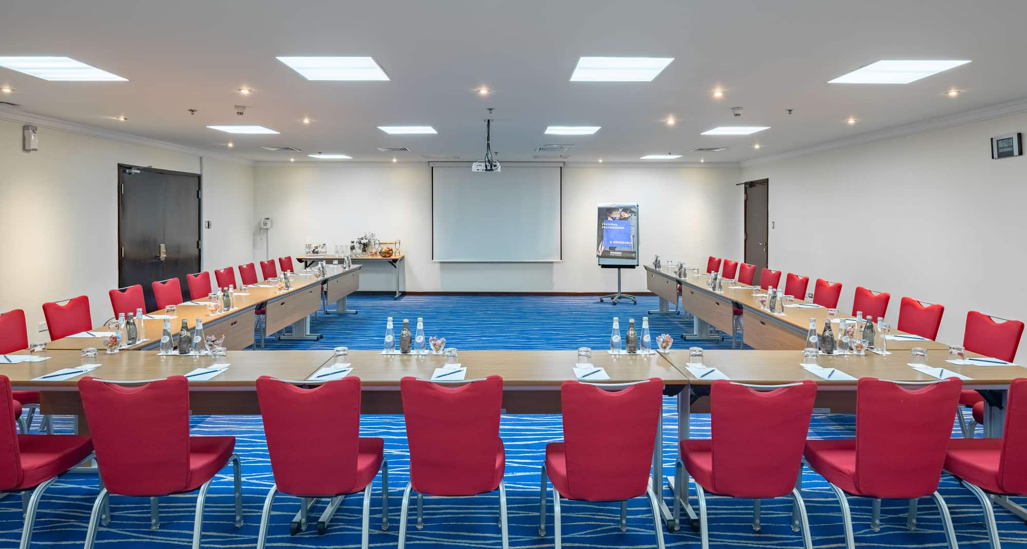 Radisson Blu Hotel, Yanbu - Meeting room with U-shape setup