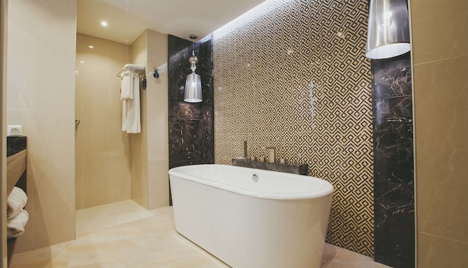 Radisson Blu Hotel, Yerevan - Suite bathroom