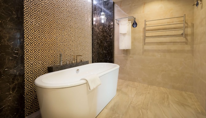 Radisson Blu Hotel, Yerevan - Suite bathroom