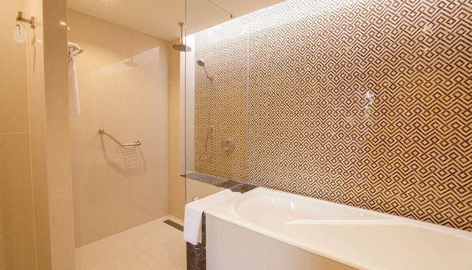 Radisson Blu Hotel, Yerevan - Junior Suite bathroom