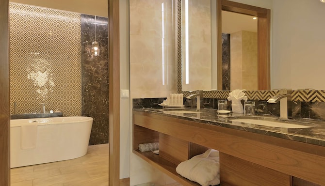Radisson Blu Hotel, Yerevan - Royal Suite bathroom