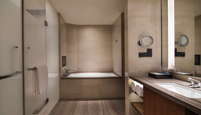 Radisson Blu Hotel, Zhengzhou Huiji - Deluxe Suite Bath