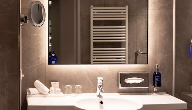 Radisson Blu Hotel, Zurich Airport - Bagno in camera degli ospiti