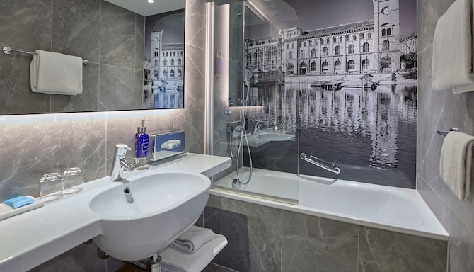 Radisson Blu Hotel, Zurich Airport - Bagno in camera degli ospiti