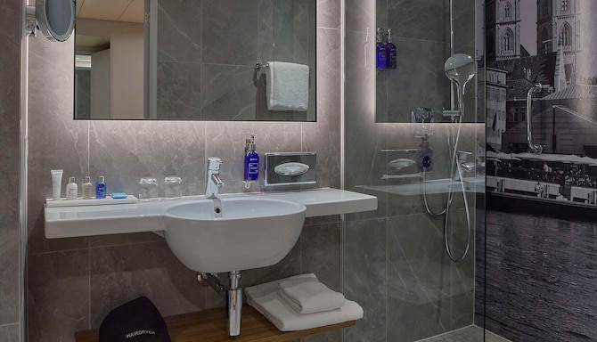 Radisson Blu Hotel, Zurich Airport - Bagno in camera degli ospiti