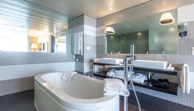 Radisson Blu Hotel, Zurich Airport - Suite bathroom