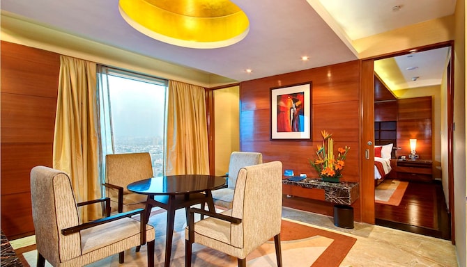 Radisson Blu Kaushambi Delhi NCR - Deluxe Suite Dinner Table