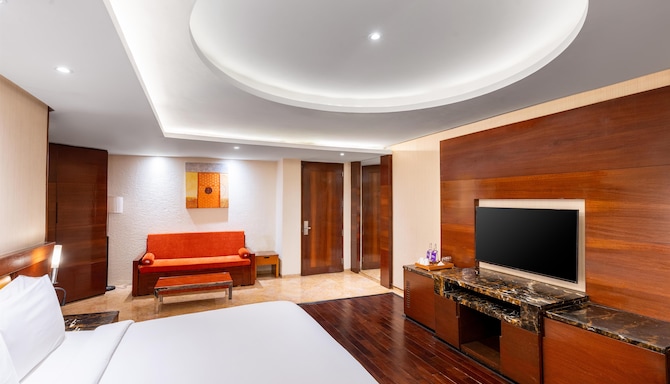Radisson Blu Kaushambi Delhi NCR - Executive Suite
