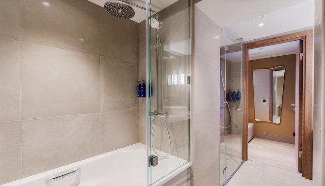 Radisson Blu Latvija Conference & Spa Hotel, Riga - Suite bathroom bath
