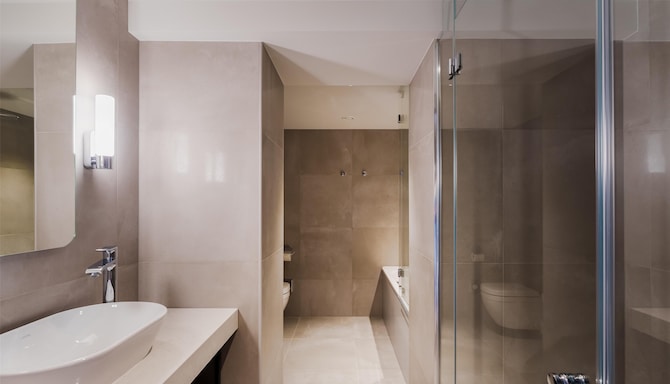 Radisson Blu Latvija Conference & Spa Hotel, Riga - Suite bathroom bath and shower