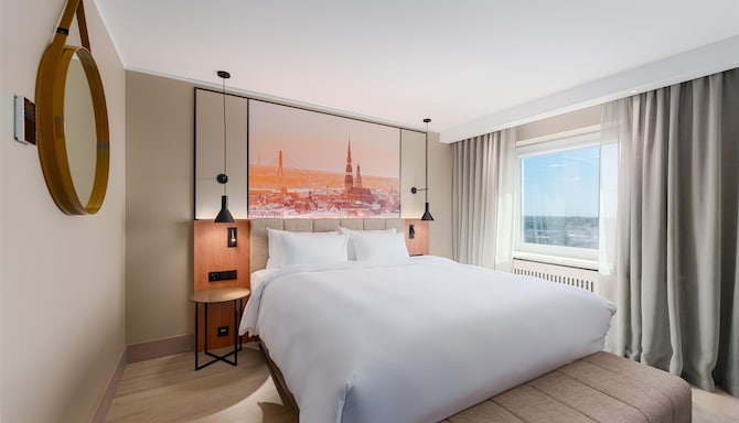 Radisson Blu Latvija Conference & Spa Hotel, Riga - Junior Suite bed and view
