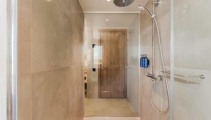 Radisson Blu Latvija Conference & Spa Hotel, Riga - Presidential bathroom Rain shower