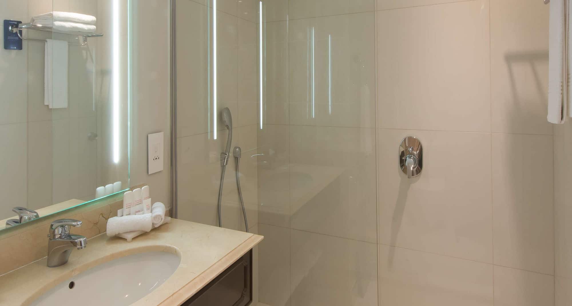 Radisson Blu Le Vendome Hotel, Cape Town - Bathroom