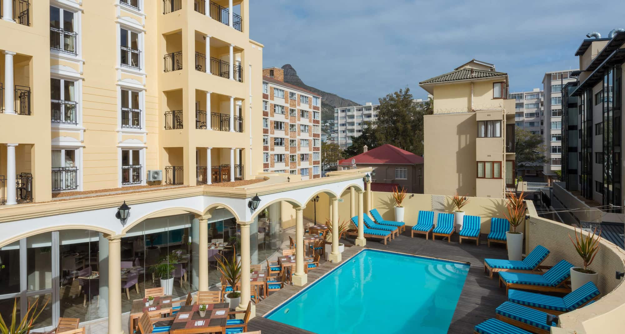 Radisson Blu Le Vendome Hotel, Cape Town - Outdoor pool