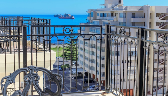 Radisson Blu Le Vendome Hotel, Cape Town - Superior Room with Balcony