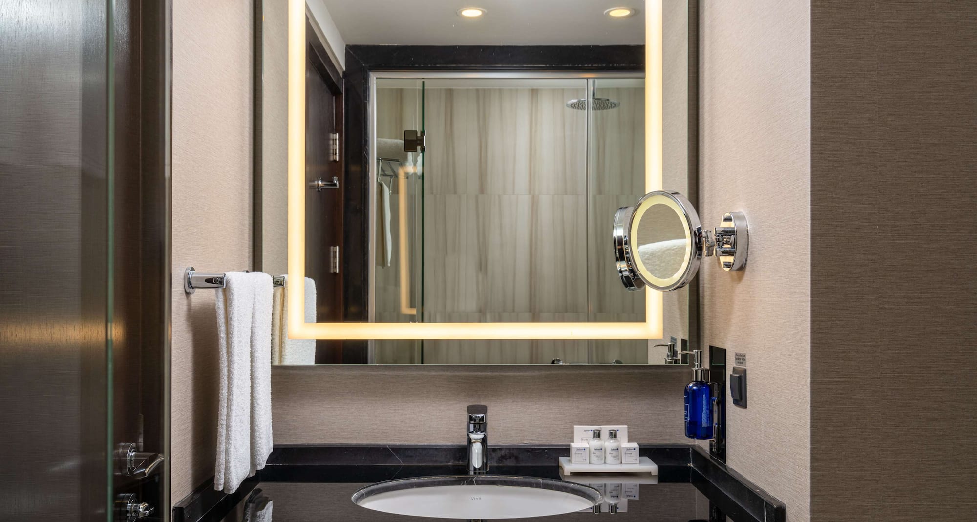 Radisson Blu Leogrand Hotel, Chisinau - Guest Room Bathroom
