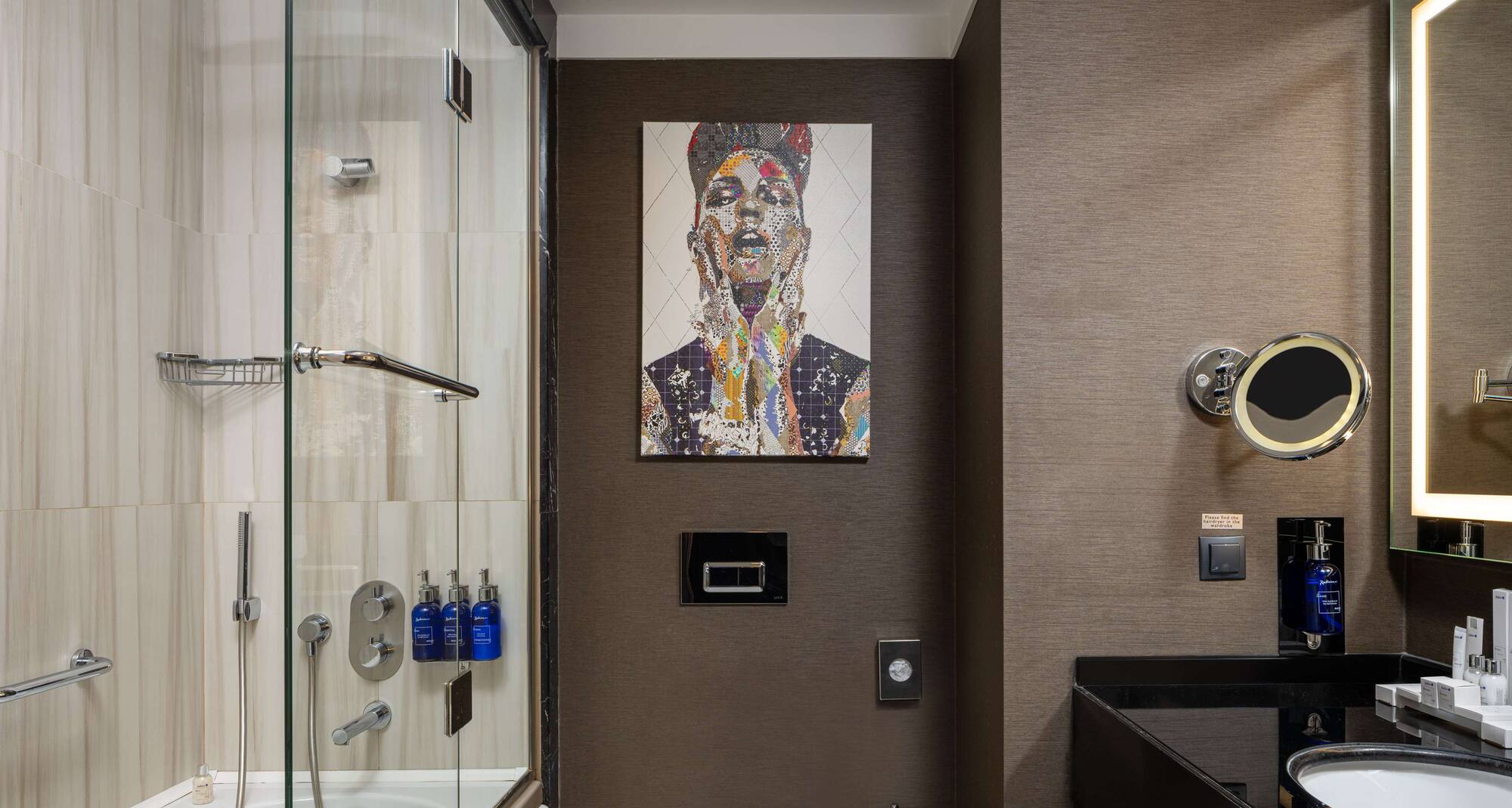 Radisson Blu Leogrand Hotel, Chisinau - Premium Room Bathroom