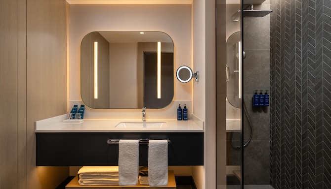 Radisson Blu Leogrand Hotel, Chisinau - Superior Room with Balcony - Bathroom