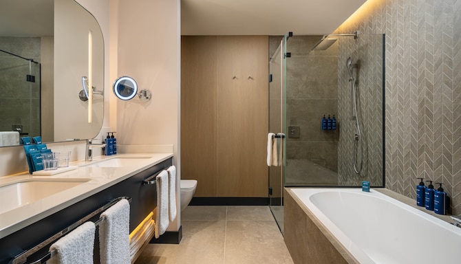 Radisson Blu Leogrand Hotel, Chisinau - Junior Suite - Bathroom