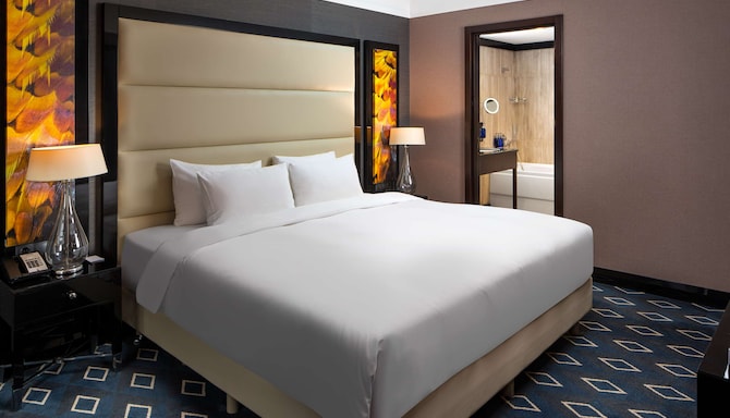Radisson Blu Leogrand Hotel, Chisinau - Suite Bedroom