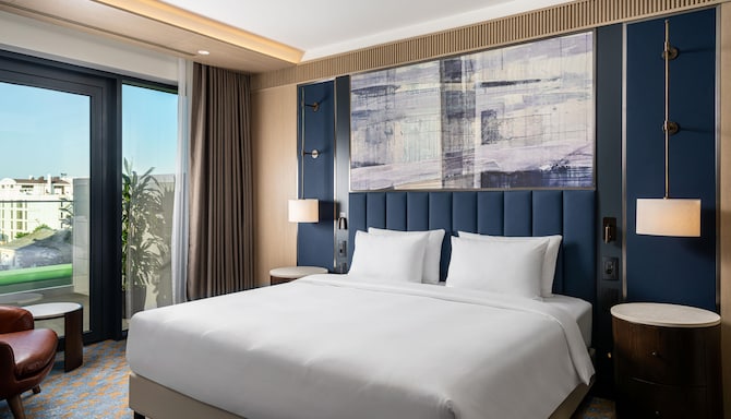 Radisson Blu Leogrand Hotel, Chisinau - Suite with Balcony - Bedroom