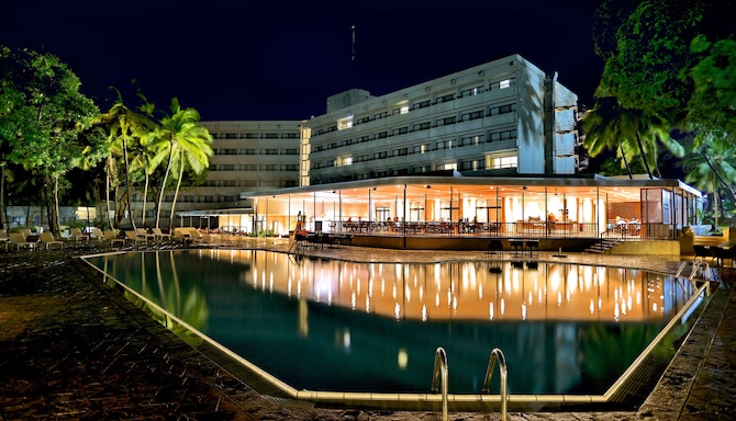 Radisson Blu Mammy Yoko Hotel, Freetown - Pool and The Deck Restaurant