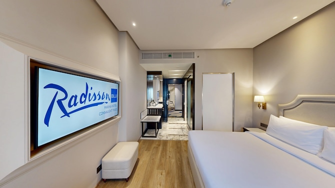 Radisson Blu Marina Hotel Connaught Place - Superior Room with balcony