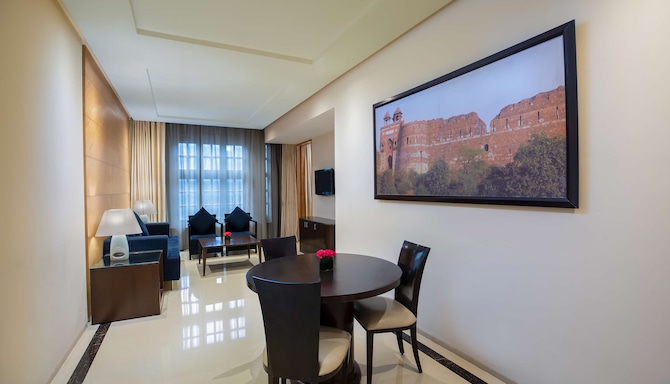 Radisson Blu Marina Hotel Connaught Place - Family Suite Living Room