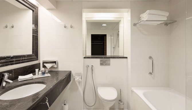 Radisson Blu Marina Palace Hotel, Turku - ванная комната в номере Superior с видом на реку