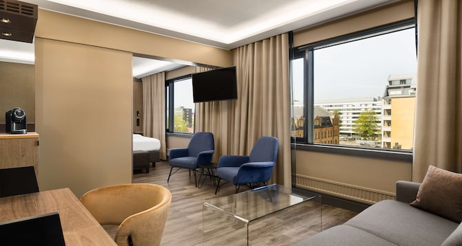 Radisson Blu Marina Palace Hotel, Turku - вид из гостиной номера Standard Family