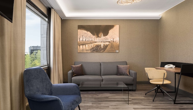 Radisson Blu Marina Palace Hotel, Turku - гостиная в номере Standard Family
