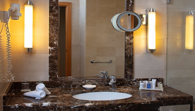 Radisson Blu Martinez Hotel, Beirut - Guest room bath and amenities