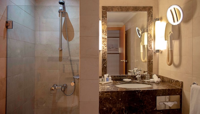 Radisson Blu Martinez Hotel, Beirut - Bathroom with shower