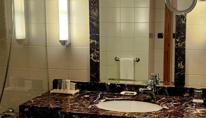 Radisson Blu Martinez Hotel, Beirut - Guest Room Bath