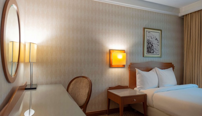 Radisson Blu Martinez Hotel, Beirut - Cosy small room - bed and desk