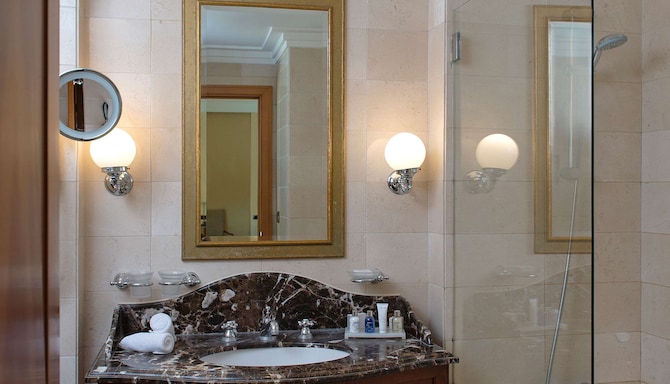 Radisson Blu Martinez Hotel, Beirut - Bath and amenities