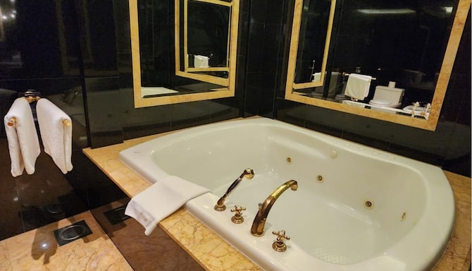 Radisson Blu Martinez Hotel, Beirut - Presidential Suite Bath