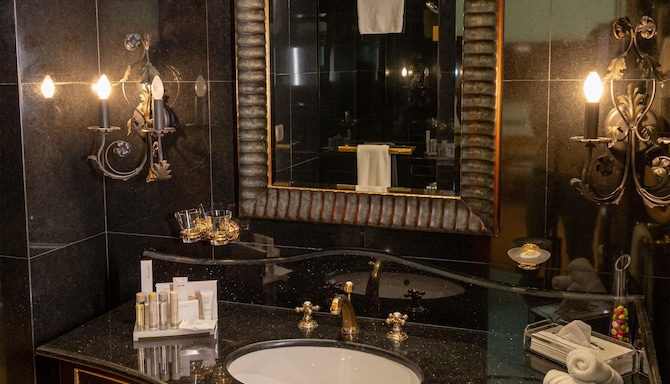 Radisson Blu Martinez Hotel, Beirut - Presidential Suite Bath