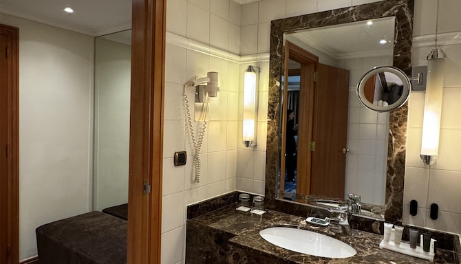 Radisson Blu Martinez Hotel, Beirut - Suite - Lounge Access
