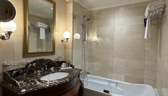 Radisson Blu Martinez Hotel, Beirut - Roof Top Suite Bath
