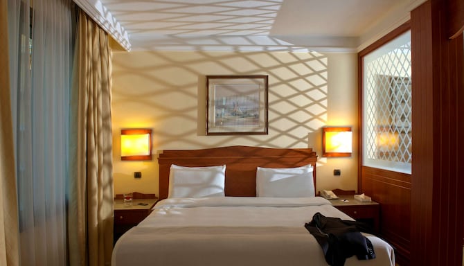 Radisson Blu Martinez Hotel, Beirut - Suite bedroom