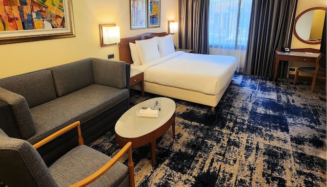 Radisson Blu Martinez Hotel, Beirut - Junior Corner Suite - Lounge Access