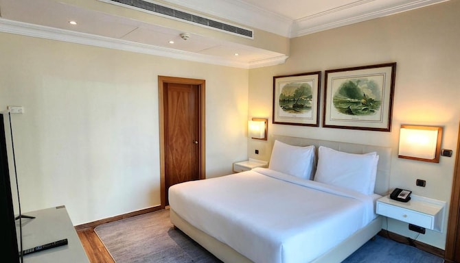 Radisson Blu Martinez Hotel, Beirut - Suite Bedroom