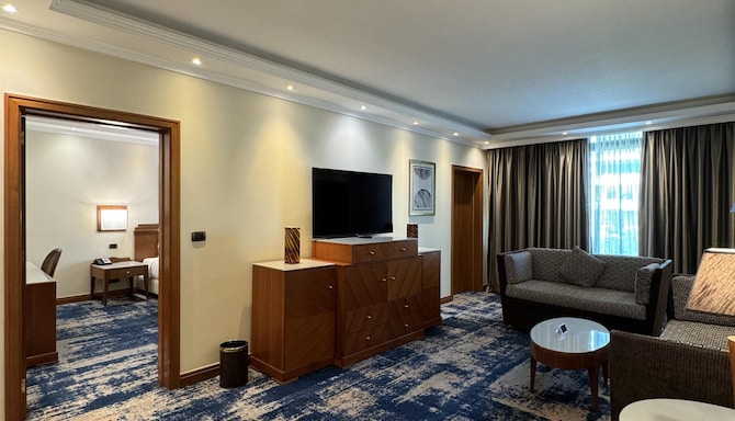 Radisson Blu Martinez Hotel, Beirut - Suite - Lounge Access