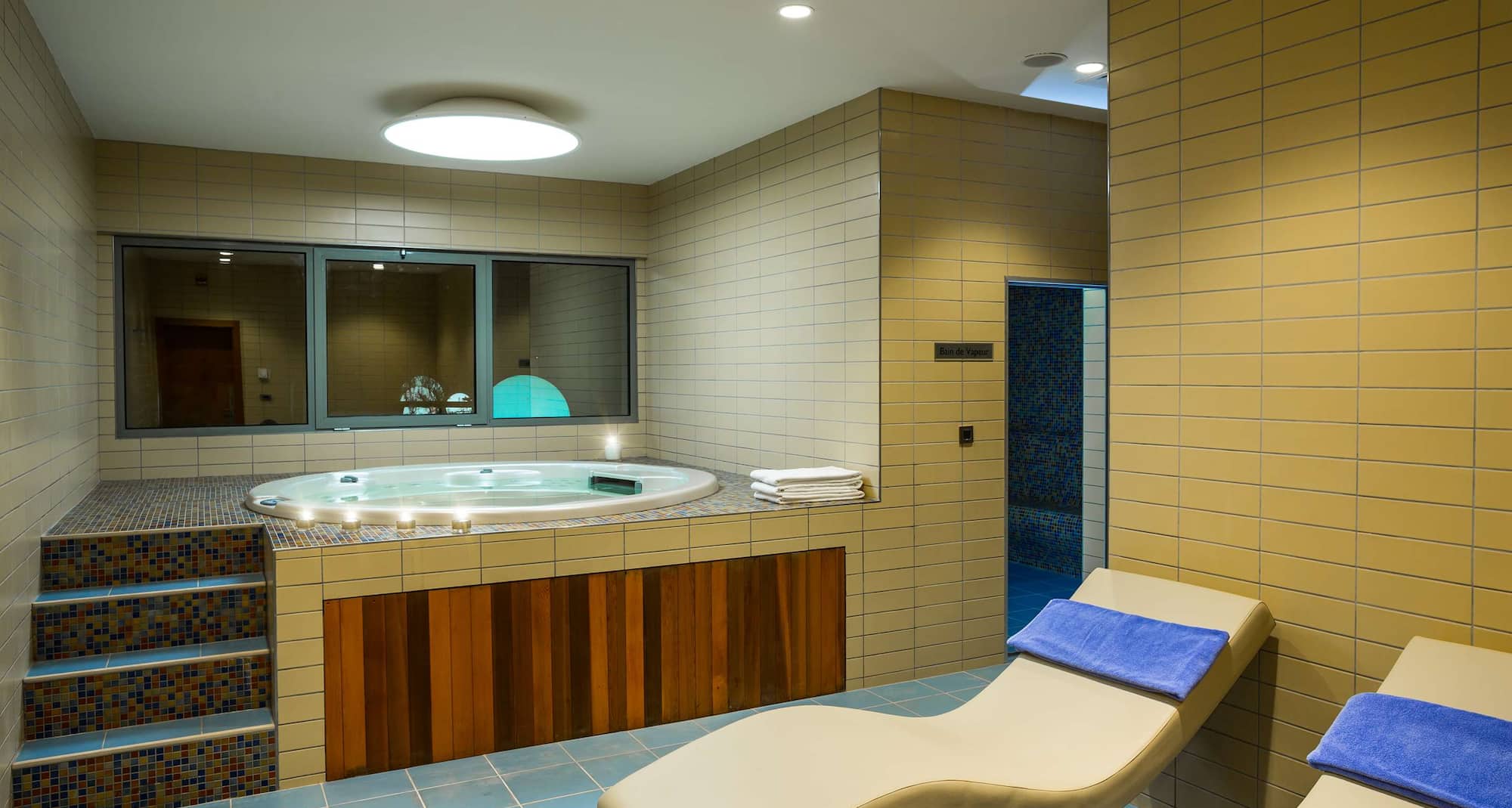 Radisson Blu M Bamou Palace Hotel, Brazzaville - Spa Hot tub and lounge beds