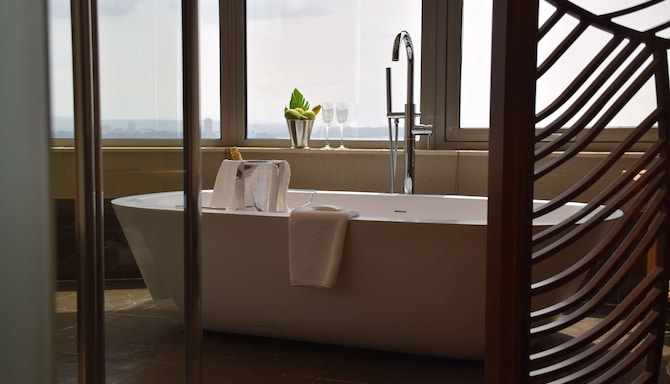 Radisson Blu M'Bamou Palace Hotel, Brazzaville - Bath