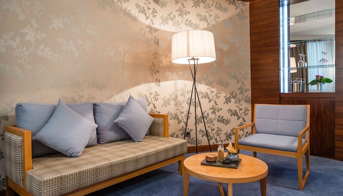 Radisson Blu M'Bamou Palace Hotel, Brazzaville - Junior Suite Living Room